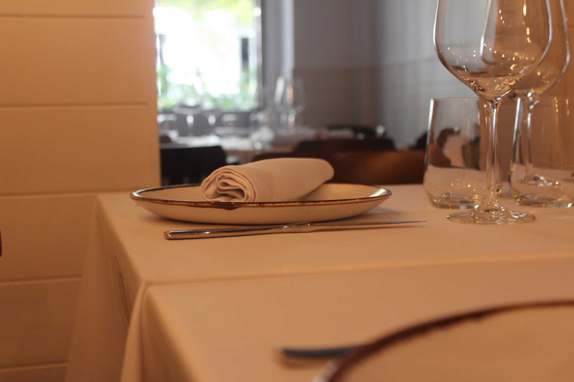 Mesa salón interior restaurante Donde Julián en Madrid