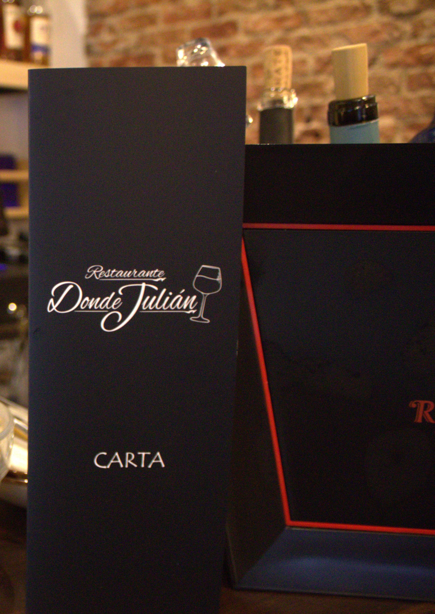 Vino tinto en mesa del restaurante Donde Julián