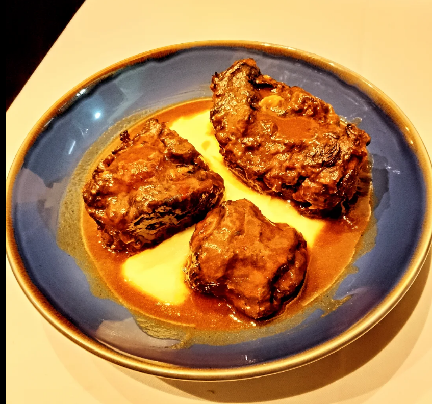 Plato gourmet con producto de temporada en Donde Julián Madrid